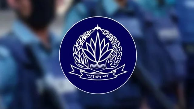 আদালত প্রাঙ্গণে পুলিশের ঘোষ নেয়ার অভিযোগ