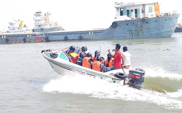 মেঘনায় অবৈধ বালু উত্তোলন রোধে কোস্ট গার্ডের যৌথ অভিযান, ১৪ ড্রেজারের নথিপত্র জব্দ
