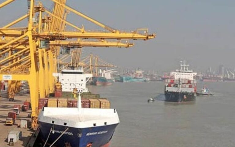 সাগরে ভাসছে চট্টগ্রাম বন্দরের জ্বালানিবাহী ১৪ জাহাজ