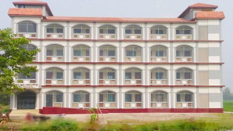 ৮ বছর ধরে কলেজে অনুপস্থিত থেকে অধ্যক্ষ নিচ্ছেন বেতন-ভাতা