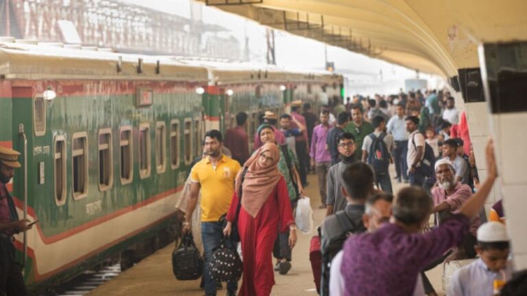 ঈদযাত্রায় পরীক্ষামূলকভাবে ট্রেনে ফ্রি স্টারলিংক ইন্টারনেট সেবা