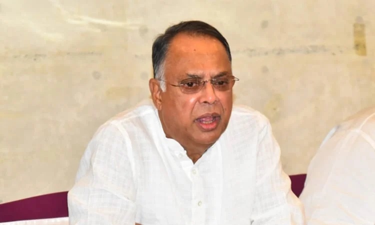 তেল সরবরাহ স্বাভাবিক, আতঙ্কিত না হওয়ার আহ্বান জ্বালানিমন্ত্রীর