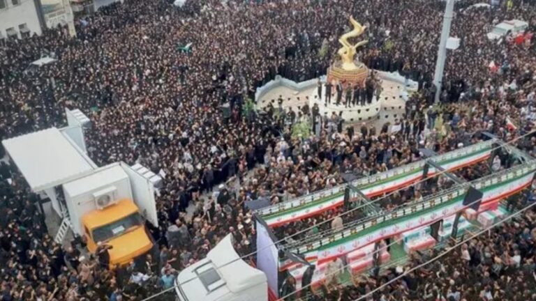 স্কুল হামলায় নিহতদের স্মরণে ইরানে জনসমুদ্র