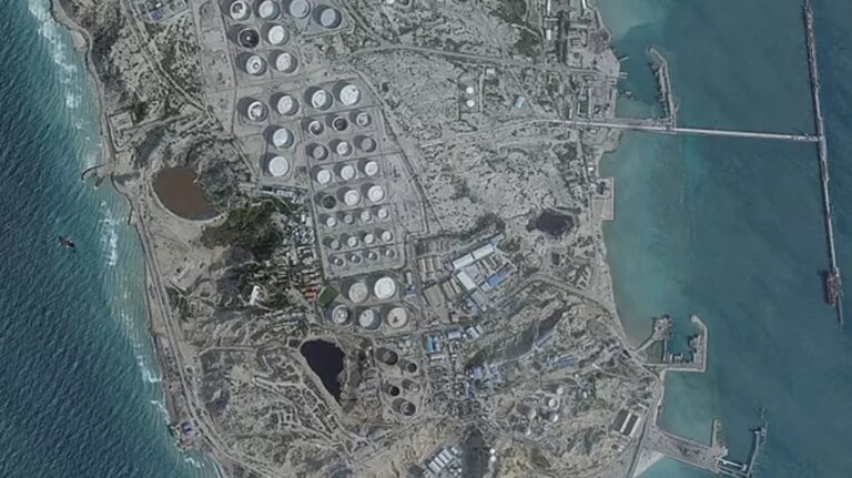 ইরানের খারগ দ্বীপে বোমা হামলার দাবি ট্রাম্পের