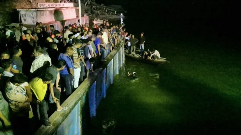 স্বজনদের কান্নায় ভারী পদ্মার পাড়