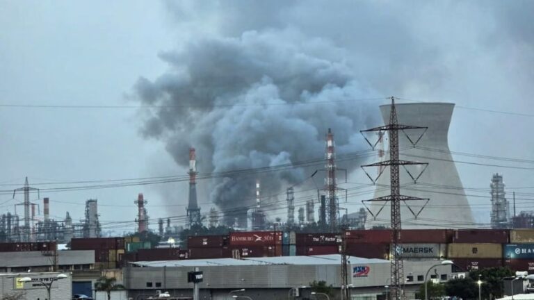 ইরানের পাল্টা আঘাতে ইসরাইলের তেল শোধনাগারে আগুন