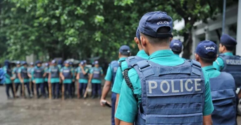 পুলিশ ইউনিফর্ম পরিবর্তনের পরে আবার আগের রঙে
