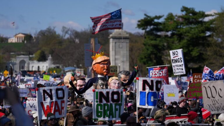 ট্রাম্পবিরোধী আন্দোলন ছড়িয়ে পড়ছে যুক্তরাষ্ট্রের নানা শহরে