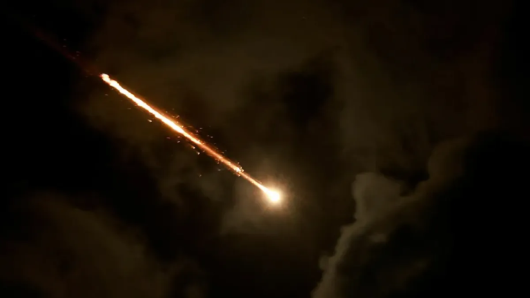 ইসরায়েলকে লক্ষ্য করে নতুন করে ব্যালিস্টিক ক্ষেপণাস্ত্র ছুড়ল ইরান