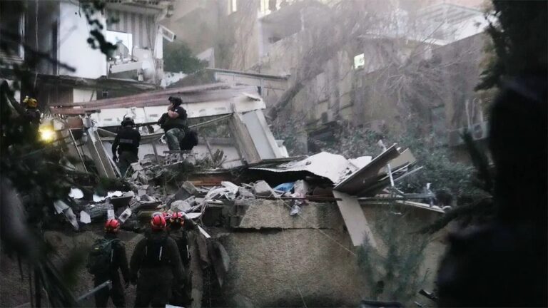 ইসরায়েলের আবাসিক ভবনে ইরানি ক্ষেপণাস্ত্র হামলা, নিহত ২