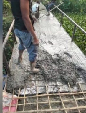 বরিশালে রডের বদলে বাঁশের কঞ্চি দিয়ে ব্রিজের ঢালাই নিয়ে তোলপাড় !