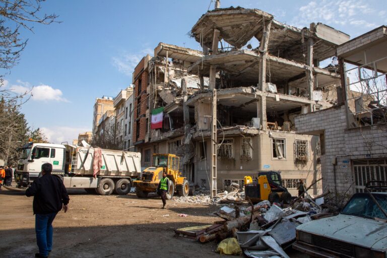 ভোরের আগুনে কাঁপল তেহরানসহ কয়েকটি শহর