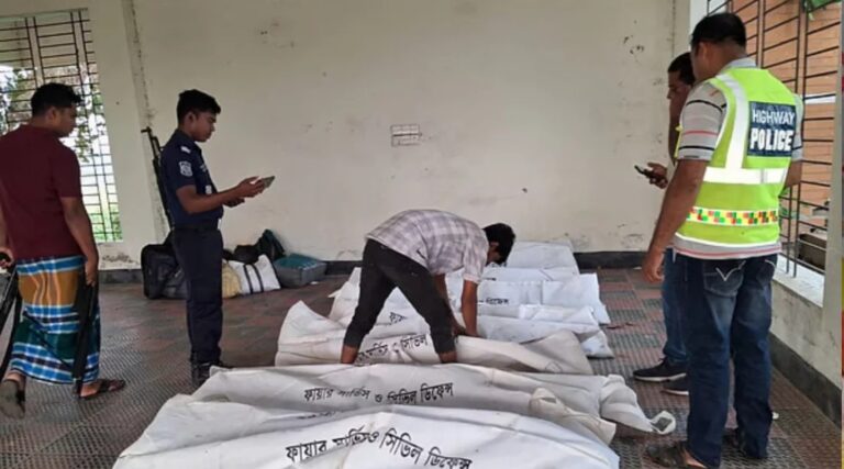কুমিল্লার দাউদকান্দিতে ট্রাক দুর্ঘটনায় নিহত ৭