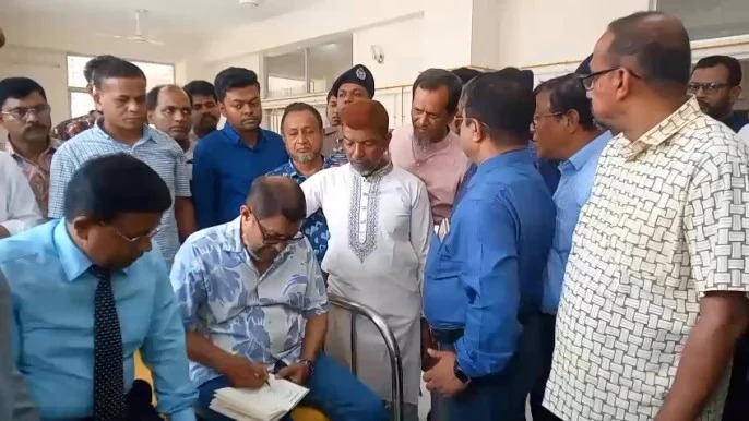 বরিশালে হাসপাতাল পরিদর্শনে গিয়ে ক্ষুব্ধ স্বাস্থ্যমন্ত্রী