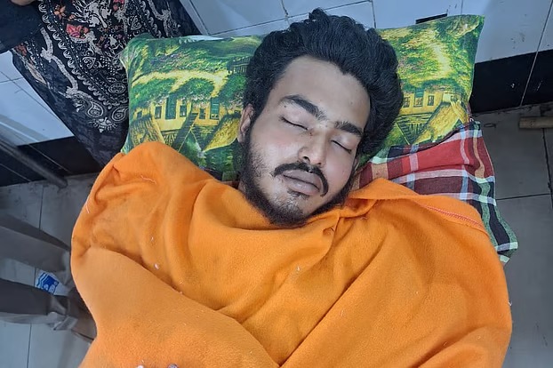 সীতাকুণ্ডে নিষিদ্ধ ছাত্রলীগ নেতাকে প্রকাশ্যে ৯–১০টি দায়ের কোপ