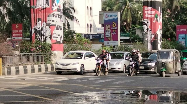 ঈদের ফাঁকা রাস্তায়ও সিগন্যাল মেনে চলছে যানবাহন