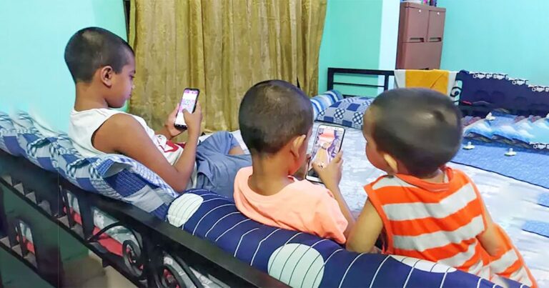 স্মার্টফোনে বড় হচ্ছে শিশুরা, হারাচ্ছে কি শৈশব?