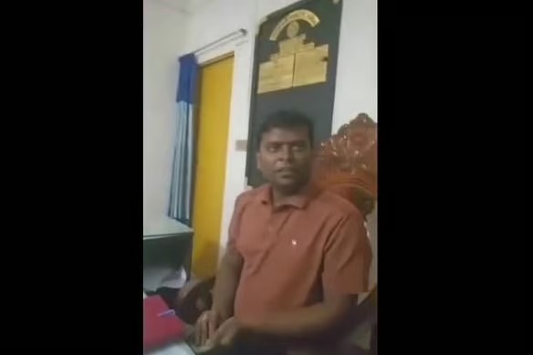 থানায় টেবিলের নিচে টাকা গণনা, পুলিশ কর্মকর্তা প্রত্যাহার