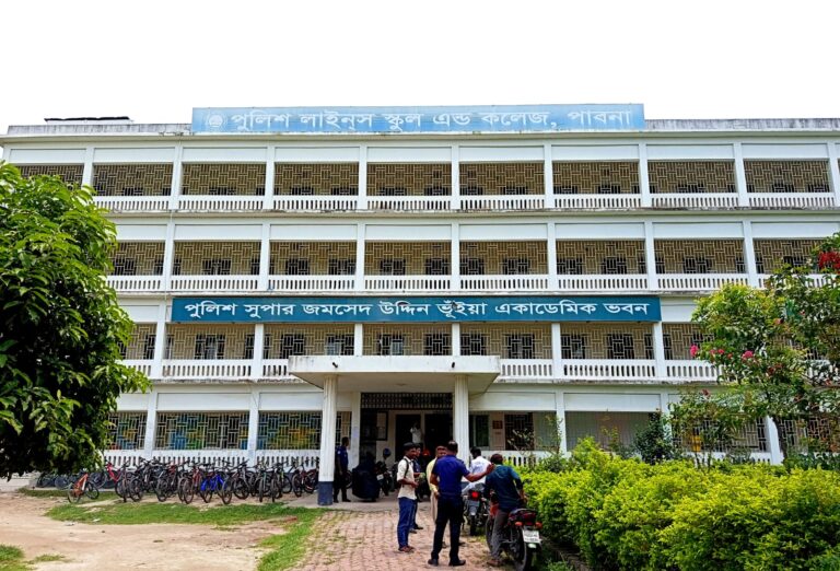 পাবনা পুলিশ লাইনস স্কুলে ক্লাস চলাকালে ফ্যান খুলে পড়ে শিক্ষার্থী আহত