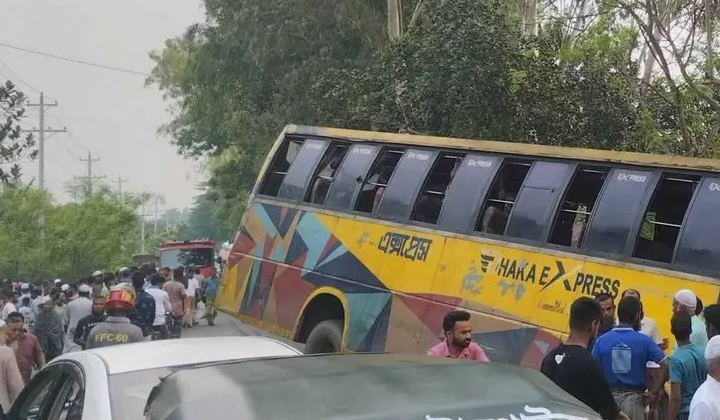 সিরাজগঞ্জে বাসচাপায় স্বামী-স্ত্রীসহ নিহত ৩
