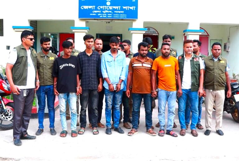 ঈশ্বরদীতে ডিবির অভিযানে বিদেশি পিস্তলসহ আটক ৭