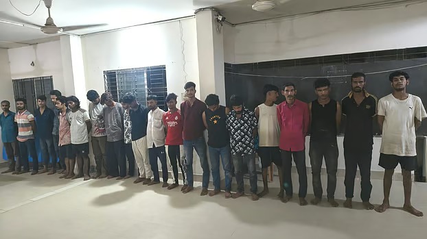 মাদকবিরোধী অভিযানে পুলিশের গাড়ি ঘিরে ধরার চেষ্টা, সাউন্ড গ্রেনেড নিক্ষেপ