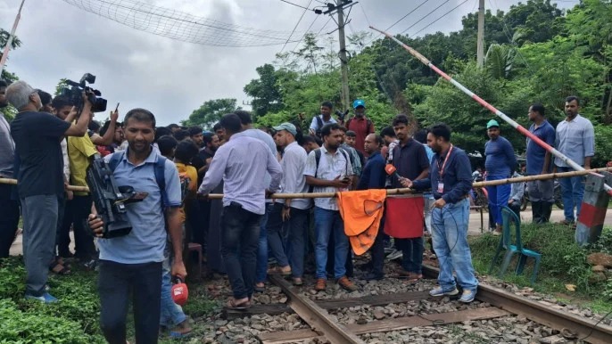 টিটিইর বিরুদ্ধে ঘুষের অভিযোগে বিক্ষোভ, রেলপথ অবরোধ