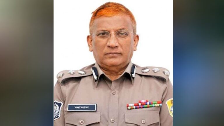 ইউনিফর্ম পরে মনোনয়ন জমা দেওয়ায় বাধ্যতামূলক অবসর অতিরিক্ত ডিআইজির