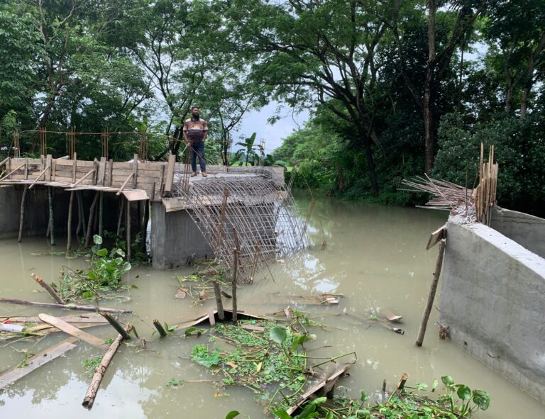 গৌরনদীতে ঢালাইয়ের পরই ধসে পড়ল ব্রিজের পাটাতন
