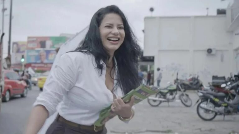 সাবেক পর্নো তারকা দেইসি আলেখান্দ্রা এখন কলম্বিয়ার সিনেটর