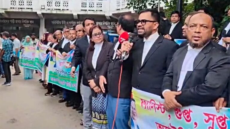 ১১৩ আইন কর্মকর্তাকে অপসারণের দাবি, অ্যাটর্নি জেনারেলের পদত্যাগও চান বিএনপিপন্থি আইনজীবী