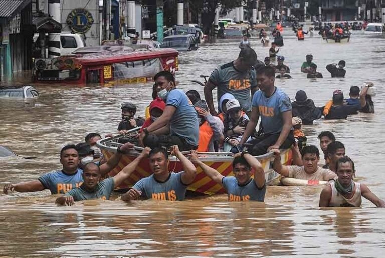 ফিলিপাইনে বন্যা-ভূমিধসে মৃত্যু ১২, নিখোঁজ ৮