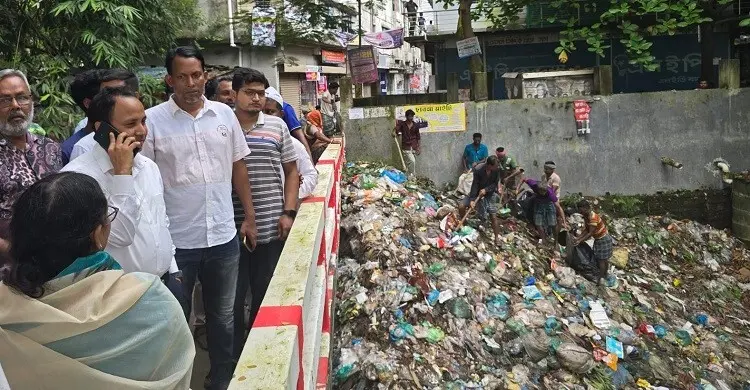 ‘হ্যালো ডিসি’তে অভিযোগের একদিনেই সরল স্কুলের সামনের ময়লার স্তূপ