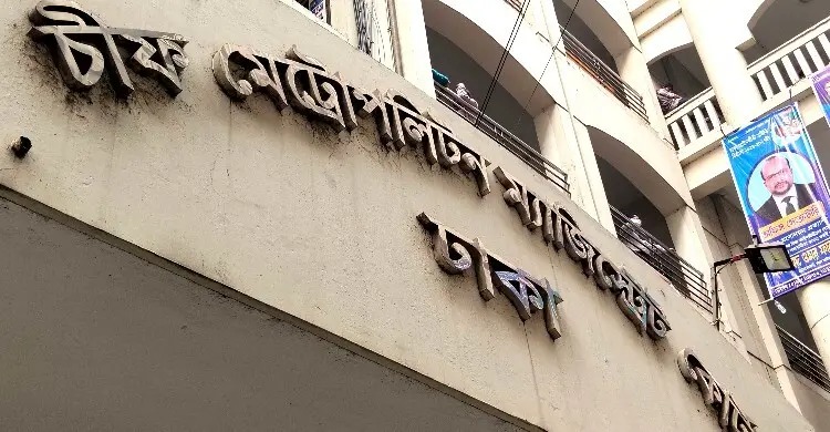 শ্রদ্ধা জানাতে ধানমন্ডি ৩২-এ, ছয় মাস আগের মামলায় কারাগারে দুই তরুণী