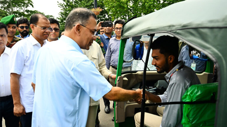 জুলাই যোদ্ধাদের জীবিকার বাহন সিএনজি অটোরিকশা উপহার দিলেন প্রধানমন্ত্রী
