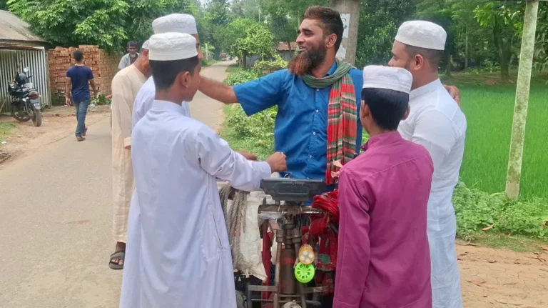 ১১ বছর ধরে ‘কোরআনের পাখি’ মাদ্রাসাছাত্রদের ভাড়া নেন না অটোভ্যানচালক ইয়ার মাহমুদ