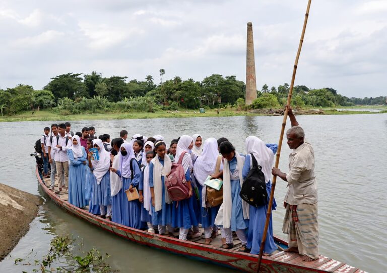 ৪২ বছর ধরে শিক্ষার্থীদের বিনা ভাড়ায় নদী পার করছেন কামালেশ