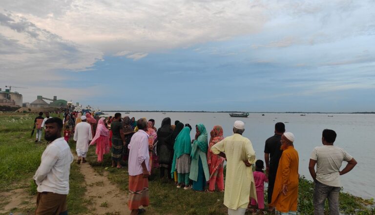 মেঘনায় ট্রলারডুবি: দুইদিন পর তিন ভাই-বোনের মরদেহ উদ্ধার, এখনো নিখোঁজ বাবা