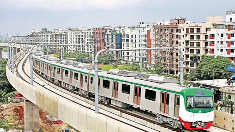 ঢাবি এলাকায় মেট্রোর তারে কাপড়, ৪০ মিনিট বন্ধ ছিল ট্রেন চলাচল