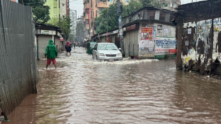 ভারি বৃষ্টিতে ঢাকার বিভিন্ন এলাকা পানিতে তলিয়ে, চরম দুর্ভোগ