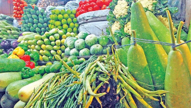রাজধানীর বাজারে সবজি, মাছ-মাংসের দামে আগুন
