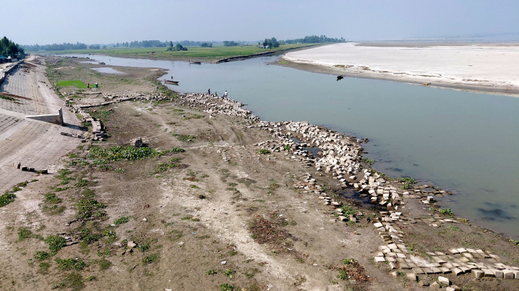 চরের বালুতে জীবনের লড়াই: ‘চর জাগে- বসতি গড়ে উঠে, চর ডোবে- বদলে যায় ঠিকানা’