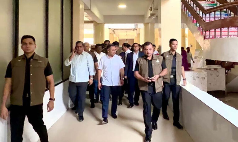 আকস্মিক হাসপাতাল পরিদর্শনে অসন্তোষ প্রধানমন্ত্রীর, পরিচ্ছন্নতায় ৭ দিনের সময়সীমা