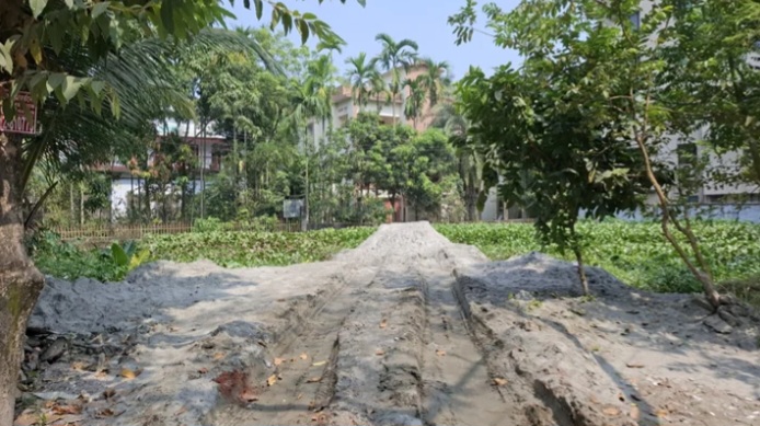 সরকারি বরিশাল কলেজের ছাত্রাবাস নির্মাণ করতে পুকুর ভরাট, বিসিসির বাধা