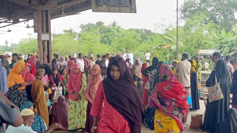 রোগমুক্তির আশায় ‘আত্রাইয়ের হুজুর’র পানিপড়া নিতে ফুলবাড়ী স্টেশনে উপচেপড়া ভিড়
