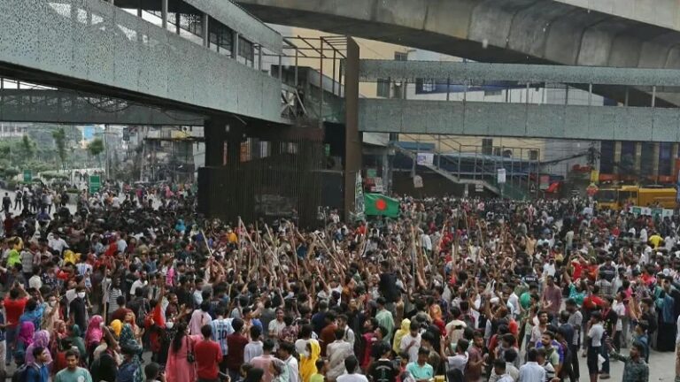 মজুরি ৩০ হাজার টাকার দাবিতে মিরপুর-আশুলিয়ায় শ্রমিক বিক্ষোভ, ৩০ কারখানায় ছুটি