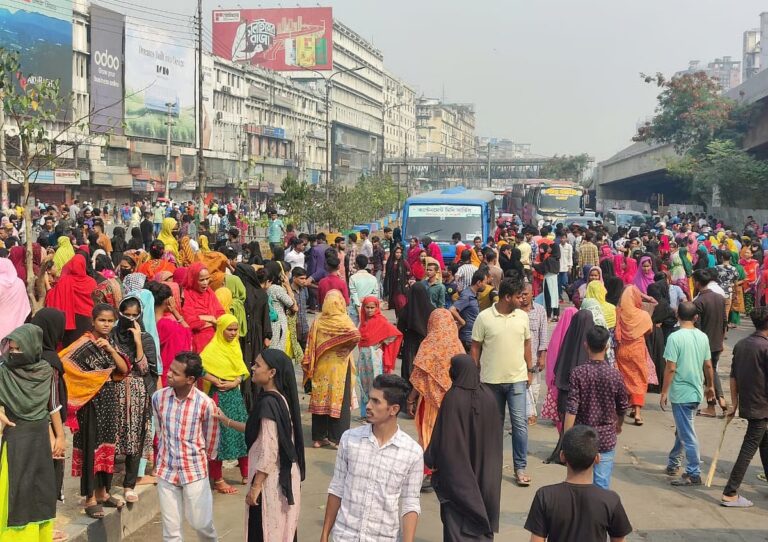 পোশাকশ্রমিকদের মজুরি নিয়ে বিরোধ কেন কাটছে না?