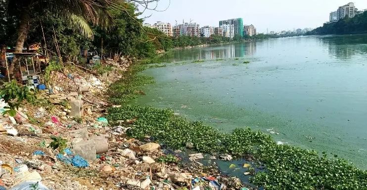 ২ হাজার কোটির ‘স্বপ্নের ঝিল’ এখন গন্ধের ফাঁদ: হাতিরঝিলে দূষণ