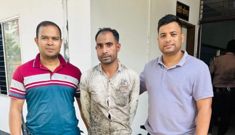 প্রবাসের টাকার হিসাব না দেওয়ায় স্ত্রীকে ধারালো অস্ত্রে হত্যা, স্বামী আটক